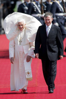 Le pape Benoît XVI a été accueilli dans son pays natal par le président allemand Horst Koehler.(Photo: AFP)