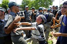 Les forces de sécurité israéliennes sont sans cesse confrontées aux provocations des opposants au plan de retrait.(Photo : AFP)