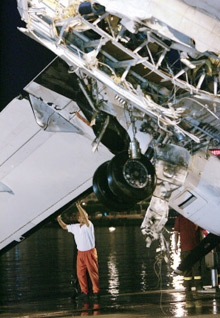 La carcasse de l’avion ATR-72 a été remorquée jusqu’au port de Palerme.(Photo : AFP)