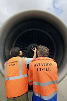 Des contrôleurs techniques de la Direction générale de l’aviation civile, contrôlent le réacteur d’un avion sur le tarmac de l’aéroport de Roissy-Charles-de-Gaulle.(Photo : AFP)