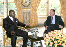 Paris apportera une aide supplémentaire de quatre millions d'euros à Bangui, a annoncé Jacques Chirac à son homologue centrafricain François Bozizé, qu'il recevait à l'Elysée.(Photo : AFP)