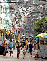 Vue générale de la favela Rocinha de Rio de Janeiro. Un projet de réhabilitation de l’habitat va faire de ses occupants des propriétaires.(Photo: AFP)