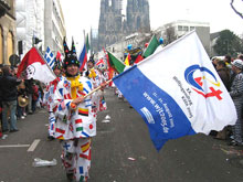 Le cortège du char des Journées mondiales de la jeunesse passe devant la cathédrale lors du dernier carnaval de Cologne.(Photo: WJT gGmbH)