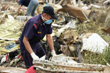 Les équipes de secours vénézuéliennes fouillant les décombres de l’avion.(photo : AFP)