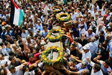 Des milliers de personnes ont participé aux funérailles des quatre Arabes israéliens abattus la veille dans un bus par un juif extrémiste.(Photo : AFP)