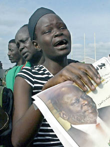 Le corps de Garang a été mis en terre samedi à la fois par des troupes du gouvernement et des soldats rebelles.Photo : AFP