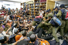 A Neve Dekalim, la plus importante colonie de la bande de Gaza, les soldats et policiers ont commencé à évacuer les 2&nbsp;000 opposants réfugiés dans la synagogue.(Photo: AFP)