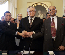 De gauche à droite : le ministre indonésien de la Justice et des Droits de l'Homme Hamid Awaludin, le responsable finlandais de la médiation, Martti Ahtisaari, et le chef du Mouvement Aceh libre (GAM) Malik Mahmud après la signature de l'accord de paix d'Helsinki.(Photo: AFP)