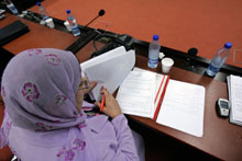 Les membres du comité de rédaction de la Constitution de l'Irak, ont approuvé la dernière version du projet lors de la réunion du 28 août 2005.(Photo: AFP)