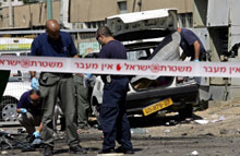La police israélienne collecte des indices après l'attentat suicide d'un Palestinien dans la ville de Beersheva.(Photo: AFP)