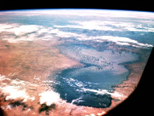 Le lac Tchad vu de la capsule <i>Apollo VII</i> en 1968.(Source : <A href="http://visibleearth.nasa.gov/" target=_BLANK>NASA / Visible&nbsp;Earth</A>)