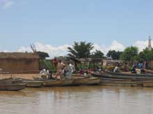 Marché aux poissons sur les bords du lac Tchad. En trente ans, Kinaserom est devenue un carrefour commercial sans équivalent dans le pays.(Photo: Stéphanie Braquehais/RFI)