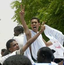 Des Mauritaniens saluent la libération de prisonniers islamistes devant la prison de Nouakchott.(Photo: AFP)
