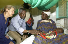 Le secrétaire général des Nations unies, Kofi Annan, et son épouse à l'hôpital de Zinder au Niger. (Photo: AFP)