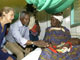 Le secrétaire général des Nations unies, Kofi Annan, et son épouse à l'hôpital de Zinder au Niger. (Photo: AFP)