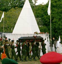 La dépouille du ministre des Affaires étrangères Lakshman Kadirgamar est arrivée place de l'Indépendance, à Colombo, lundi 15 août 2005.(Photo : Mouhssine Ennaimi/RFI)