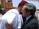 Maaouiya Ould Taya est accueilli par le président du Niger Mamadou Tandja, lors de son escale forcée à Niamey. (photo : AFP)