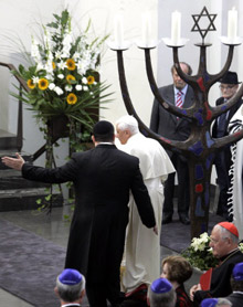 Le pape Benoît XVI a condamné «<i>le crime inouï</i>» de la Shoah lors de sa visite historique à la synagogue de Cologne.(Photo: AFP)