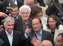 Lionel Jospin (fond, C), son épouse Sylviane Agacinski (fond, D) arrivent avec François Hollande (1er plan C), sa compagne Ségolène Royal (D) et le maire de La Rochelle Maxime Bonon (G) à l'espace Encan pour le repas de la deuxième journée de l'université d'été du PS, le 27 août 2005 à La Rochelle.(Photo: AFP)