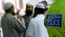 Des musulmans discutent à proximité de la mosquée de Regents Park à Londres, le 15 juillet dernier. Pendant les trois semaines qui ont suivi les attentats, il y a eu plus de 270 incidents racistes, contre 40 l'an dernier.(photo : AFP)