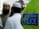 Des musulmans discutent à proximité de la mosquée de Regents Park à Londres, le 15 juillet dernier. Pendant les trois semaines qui ont suivi les attentats, il y a eu plus de 270 incidents racistes, contre 40 l'an dernier.(photo : AFP)