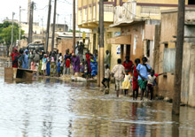 Le président sénégalais Abdoulaye Wade a annoncé l'évacuation des populations sinistrées par les inondations et la mise en place d'un plan de reconstruction dans les zones à risque financé notamment par le report à 2007 des élections législatives initialement prévues en 2006.(Photo: AFP)