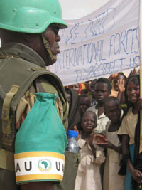 Selon la résolution 1706 du Conseil de sécurité sur le Darfour, votée le 31 août, les forces de l'Union africaine seront remplacées par les casques bleus de l'Onu. 

		(Photo: AFP)