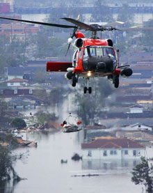 Dans bien des cas, les pompiers ont été obligés de se rendre auprès des rescapés en bateau ou même en hélicoptère puisque plus aucune route n’est praticable à La Nouvelle-Orléans.(Photo: AFP)