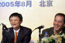 Le fondateur d'Alibaba.com Jack Ma et le numéro deux de Yahoo!, Daniel Rosensweig lors de la conférence de presse le 11 août 2005 à Pékin.(Photo: AFP)