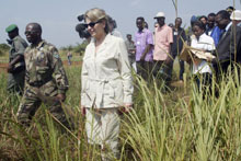 Inspection au Bénin le 9 décembre 2004 d'une base du système Recamp par la ministre française de la Défense, Michèle Alliot-Marie.(Photo : AFP)