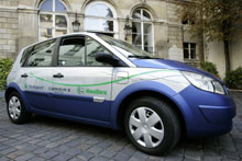 Un modèle hybride parmi d'autres : la Cleanova III, adaptation d'une Renault Scénic.(Photo : AFP)