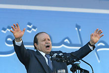 Abdelaziz Bouteflika à Tizi Ouzou, le 19 septembre 2005: les Kabyles sont «<i>le coeur palpitant de l'Algérie</i>».(Photo: AFP)