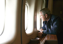 George Bush inspecte les dommages subis par La Nouvelle-Orléans depuis l'avion présidentiel <i>Air Force One</i>, le 31 août 2005.(Photo: AFP)