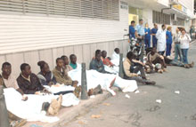 Attente devant l'hôpital de Ceuta pour ces immigrés africains après que cinq des leurs aient trouvé la mort dans cette enclave espagnole.(photo : AFP)