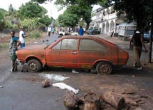 Depuis quelques jours la capitale comorienne est le théâtre de violence : voitures brûlées, routes barrées, commerces fermés…(Photo : AFP)