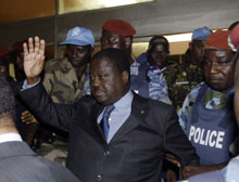 Henri Konan Bédié à son arrivée à l'aéroport d'Abidjan, après un an d'exil à Paris.(Photo : AFP)