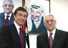 Le ministre français des Affaires étrangères Philippe Douste-Blazy et le leader palestinien Mahmoud Abbas, le 7 septembre 2005, à Gaza.(Photo: AFP)