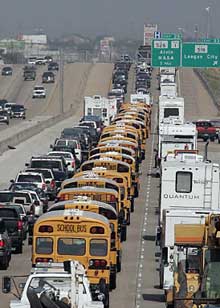 Les cars de ramassage scolaire se préparent à évacuer les habitants de Galveston.(Photo: AFP)