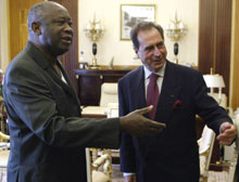 Laurent Gbagbo et le Haut représentant de l'Onu pour les élections en Côte d'Ivoire, Antonio Montéiro. Ce dernier a déclaré qu'il sera <EM>«très difficile»</EM> de maintenir la date du 30 octobre pour les élections en Côte d'Ivoire.(Photo: AFP)