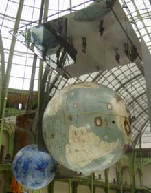 Globes de Coronelli : l'un céleste et l'autre terrestre.(Photo : Dominique Raizon / RFI)
