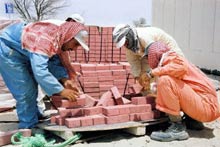 Les ouvriers étrangers du bâtiment dans les monarchies pétrolières du golfe Persique ne supportent plus leurs conditions de travail.(Photo : AFP)