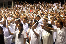 Des milliers de médecins cubains brandissent leur diplôme ce lundi 19 Septembre 2005 lors d'une cérémonie présidée par Fidel Castro à La Havane.(Photo: Jose Goitia)