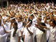Des milliers de médecins cubains brandissent leur diplôme ce lundi 19 Septembre 2005 lors d'une cérémonie présidée par Fidel Castro à La Havane. 

		(Photo: Jose Goitia)
