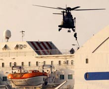 Des commandos héliportés donnent l'assaut au cargo mixte de la SNCM détourné par des marins du Syndicat des travailleurs corses.(photo : AFP)