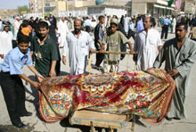 Les irakiens recouvent le cercueil d'un de leurs proches.(Photo : AFP)