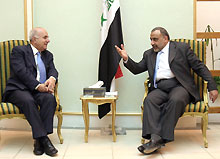 Le Premier ministre jordanien, Adnane Badrane (à g.) est le premier haut responsable d'un pays arabe à visiter l'Irak depuis le renversement de Saddam Hussein par l'armée américaine.
(Photo: AFP)