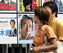 Affiches électorales à Yokosuka, non loin de Tokyo. Le Premier ministre Junichiro Koizumi semble favori du scrutin.(Photo: AFP)