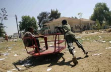 L’ancienne colonie de la bande de Gaza, Kfar Darom est devenue un immense champ de ruines et accessoirement un terrain de jeu pour les enfants palestiniens.(Photo : AFP)