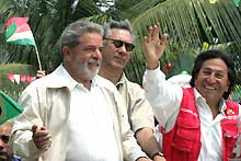 Le président brésilien Luis Inacio Lula da Silva et son homologue péruvien Alejandro Toledo inaugurent le chantier de la route interocéanique à Puerto Maldonado, le 8 septembre 2005.(Photo: AFP)