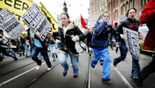 Les décisions de Rita Verdonk, la ministre conservatrice de l’Intégration, avaient déjà provoqué des manifestations (Ici, en 2003, à Amsterdam).(Photo : AFP)